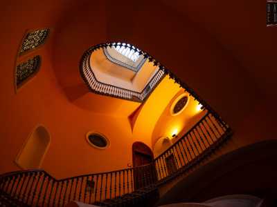Ma continuiamo a visitare il palazzo, salendo degli scalini che si trovano sulla sinistra. Ed ecco che in un attimo ci si ritrova all�interno di un�ampia tromba architettonica incorniciata da una monumentale rampa di scale con ringhiera in ferro battuto
